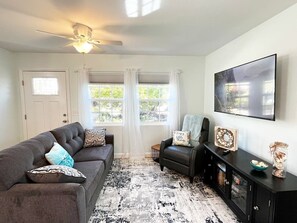 Älytelevisio, DVD-soitin, kirjoja