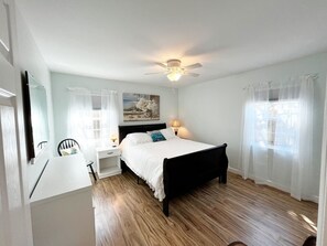 1 makuuhuone, työpöytä, silitysrauta/-lauta, vauvan matkasänky