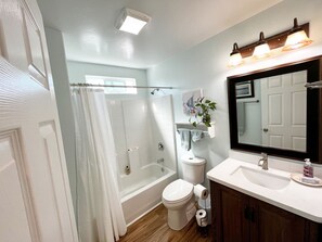 Combined shower/tub, hair dryer, towels