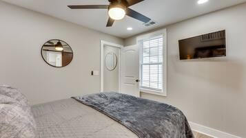 4 bedrooms, iron/ironing board, WiFi, bed sheets