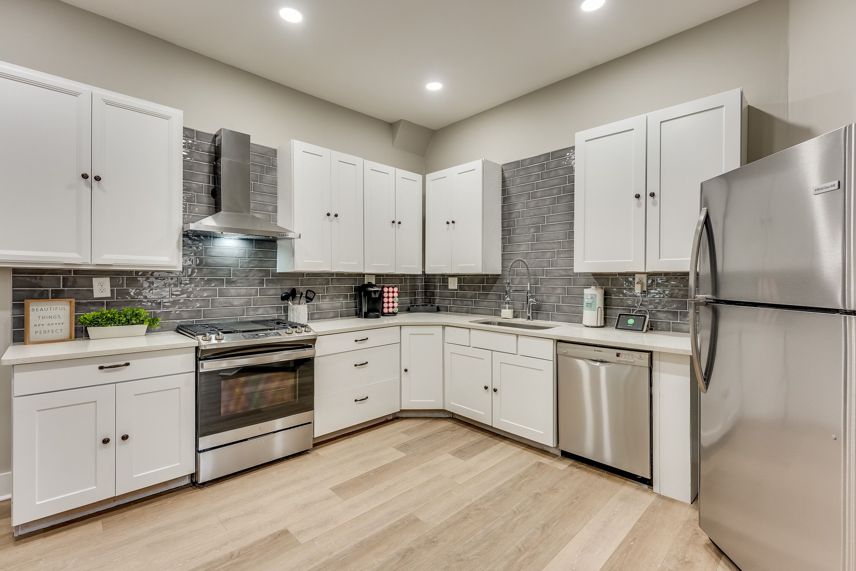 Fridge, microwave, stovetop, dishwasher