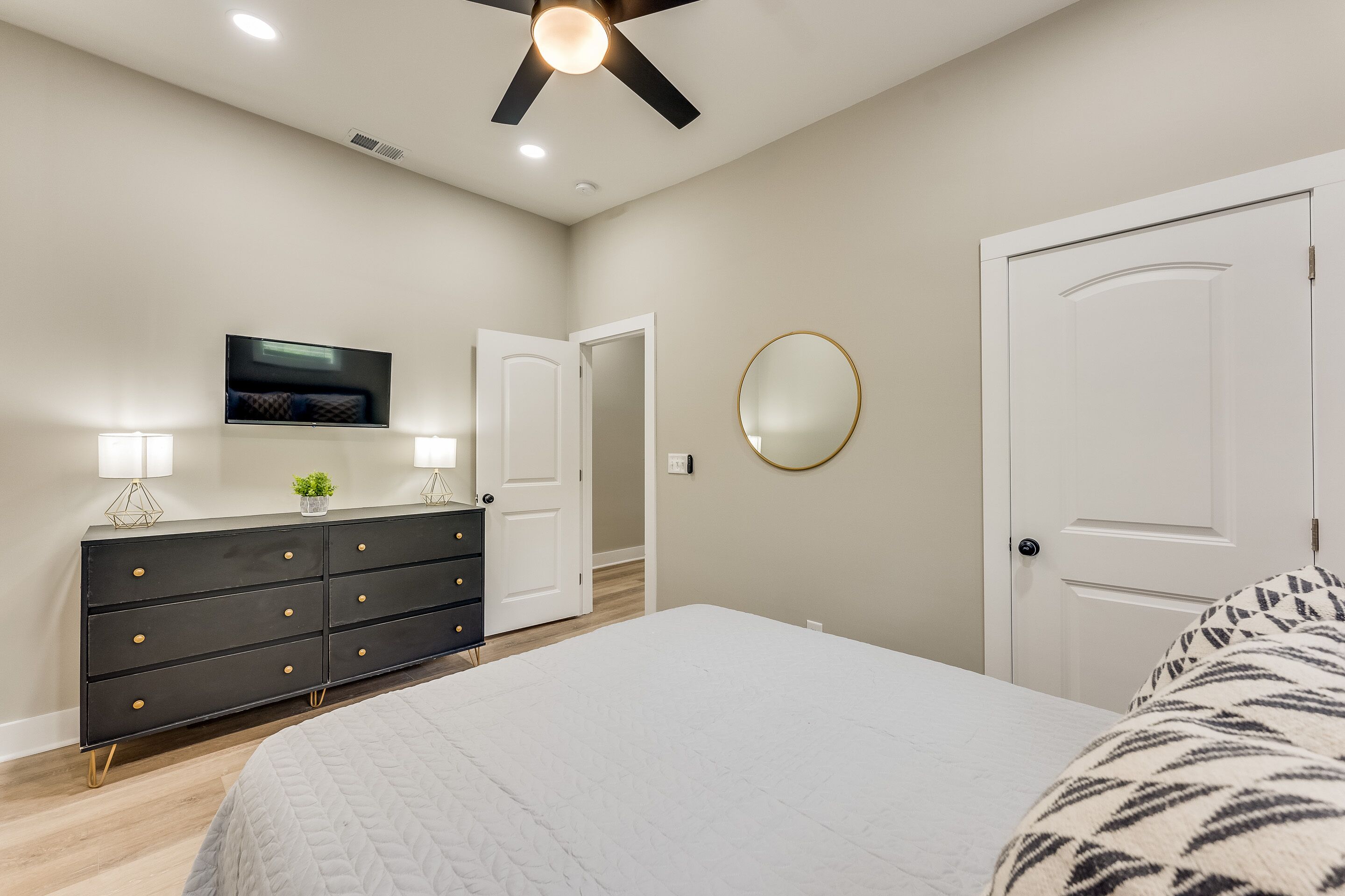 4 bedrooms, iron/ironing board, WiFi, bed sheets