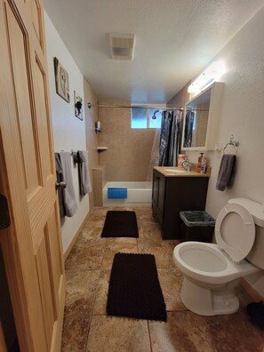 Kombinert dusj/badekar, hårføner, håndklær og såpe