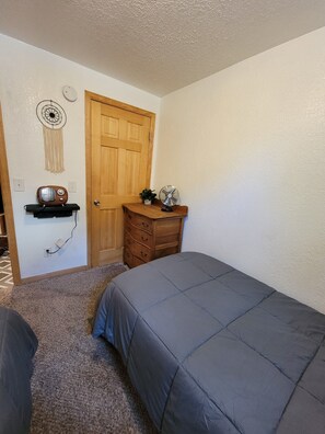 2 bedrooms, free WiFi, bed sheets - Garden level, artistic 2 bd apt close to everything! (Colorado Springs)