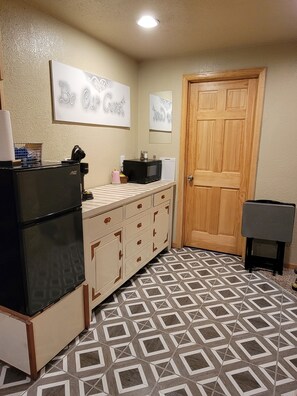 Kjøleskap, mikrobølgeovn, kaffetrakter/tekoker og brødrister