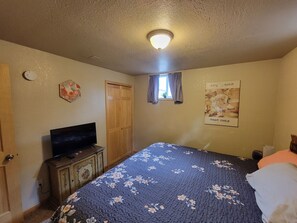 2 bedrooms, free WiFi, bed sheets - Garden level, artistic 2 bd apt close to everything! (Colorado Springs)