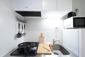 컴포트 트윈룸 | 전용 주방 | 냉장고, 전자레인지, 쿡탑, 조리 도구/접시/주방 기구