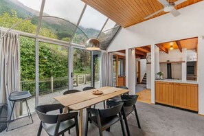 Dining - Sunshine Bay Lake Views Hidden Gem! (Queenstown)