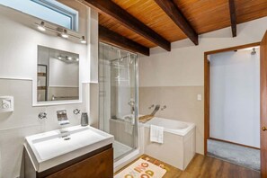 Shower, hair dryer, towels - Sunshine Bay Lake Views Hidden Gem! (Queenstown)