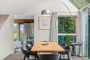 Dining - Sunshine Bay Lake Views (Queenstown)