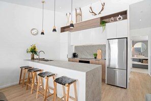 Réfrigérateur, four, lave-vaisselle, cafetière/bouilloire