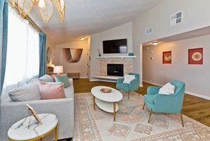 Smart TV, fireplace