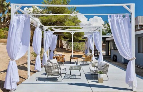 Desert Dream Oasis - KING Suite, Cabana, Hot Tub, Fire Pit, BBQ, Disney+