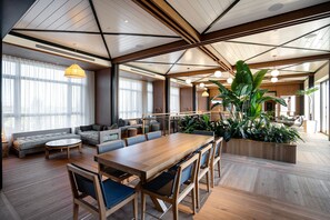 Interior - Elegant Mountain View 1BR w/ W/D, Pool & Gym, nr tech HQs, by Blueground (Mountain View)