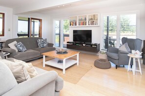 Casa Premium | Zona de estar | Una televisión, una chimenea