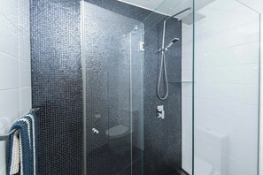 Premium-Haus | Badezimmer | Haartrockner, Handtücher, Shampoo