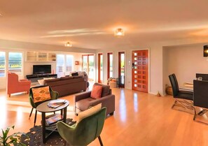 Living area - Whalers Watch Luxury Home (Norfolk Island)