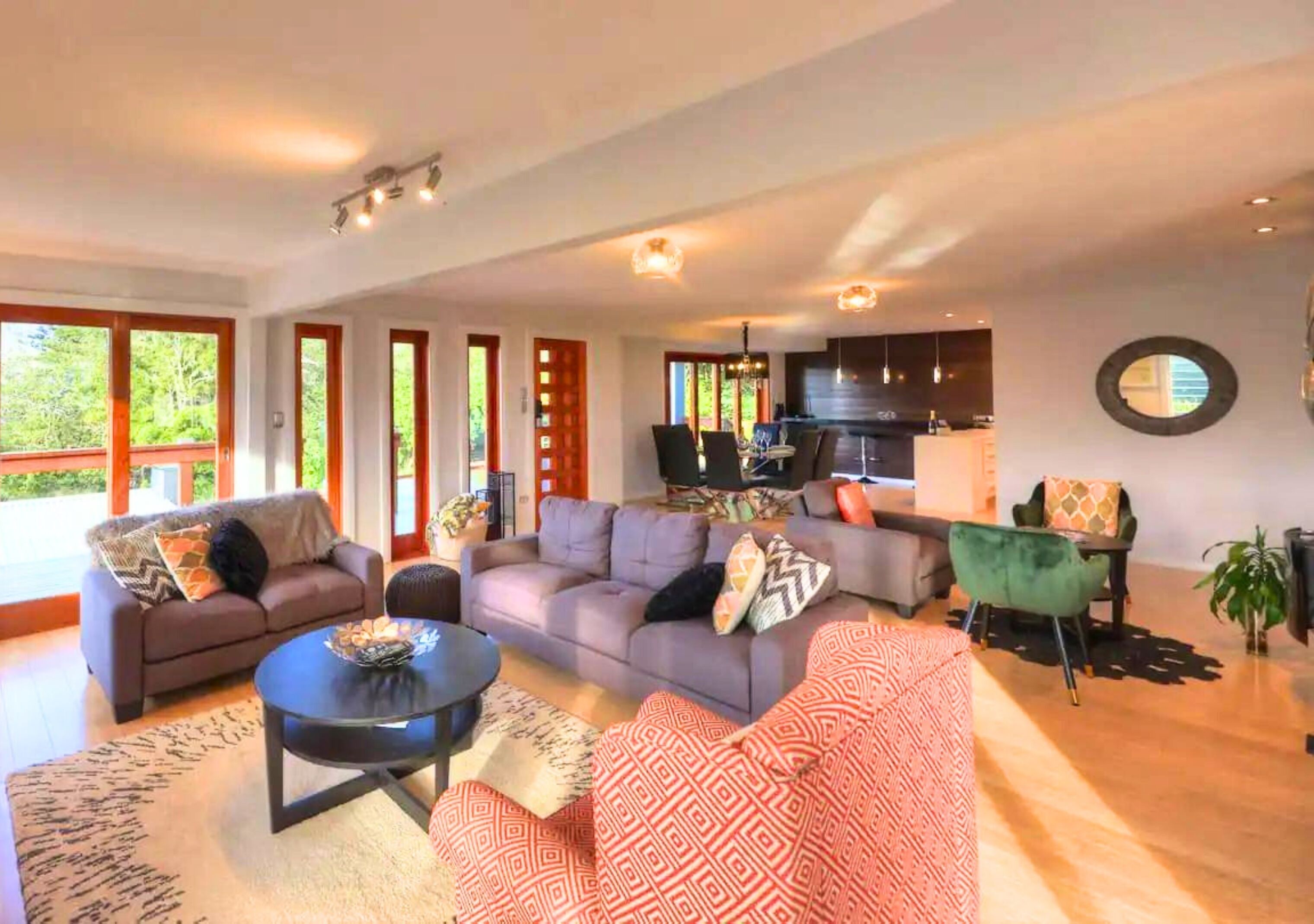 Premium huis | Woonruimte | Een televisie en een open haard