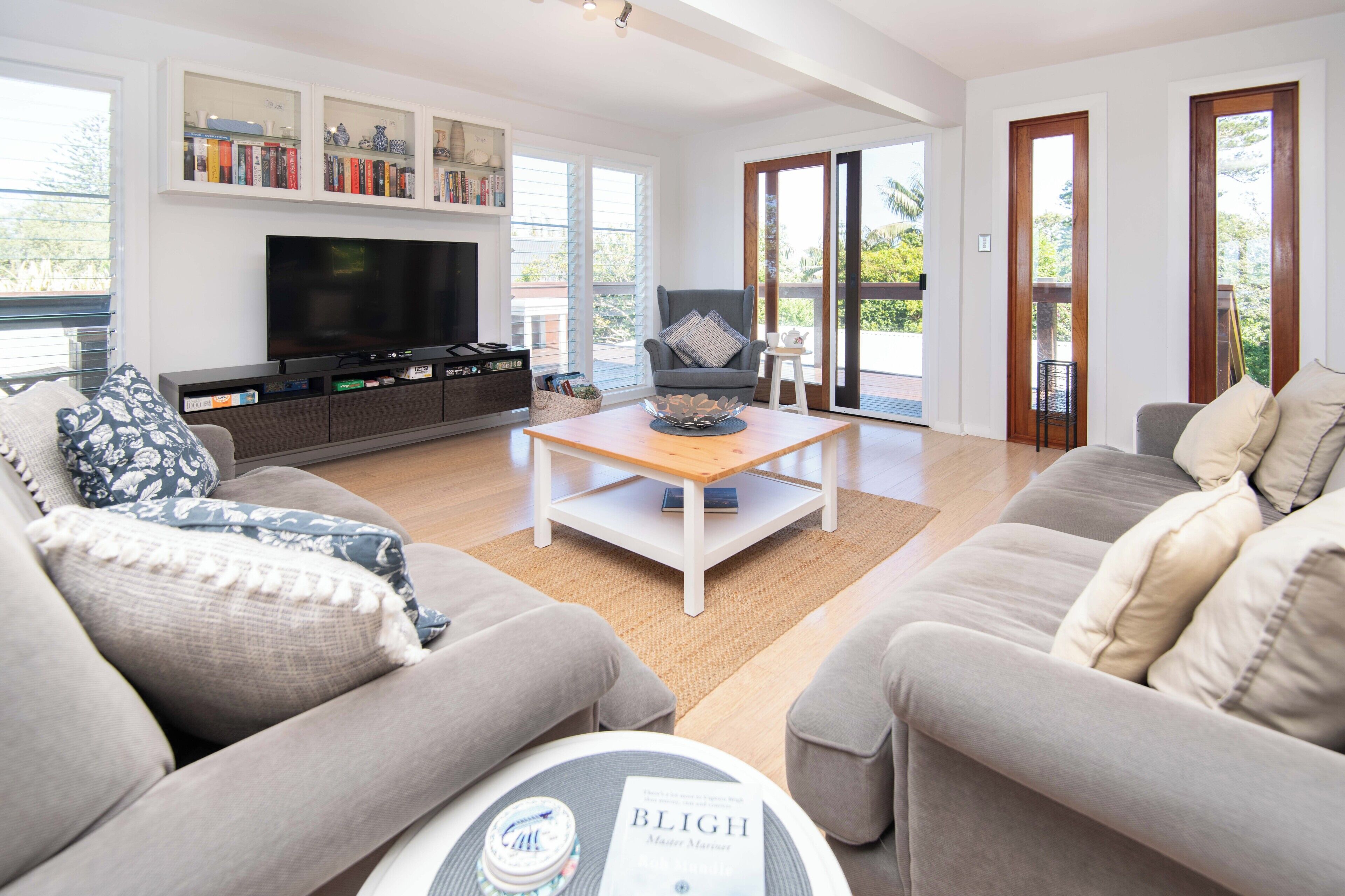 Premium-Haus | Wohnbereich | Fernseher, Kamin