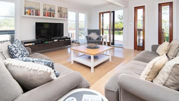 Premium-Haus | Wohnbereich | Fernseher, Kamin