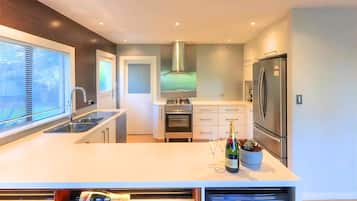 Casa Premium | Cocina privada | Refrigerador con congelador, microondas, horno y parrilla de estufa
