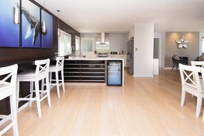 Premium House | Private kitchen | Full-size fridge, microwave, oven, stovetop