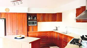 House | Private kitchen | Full-sized fridge, microwave, oven, stovetop