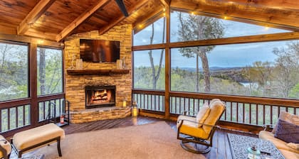 Lake Blue Ridge cabin! KAYAKS, Hot Tub, Mountain Views, Fenced yard, Paved roads