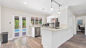 Geladeira, micro-ondas, fogão, cooktop