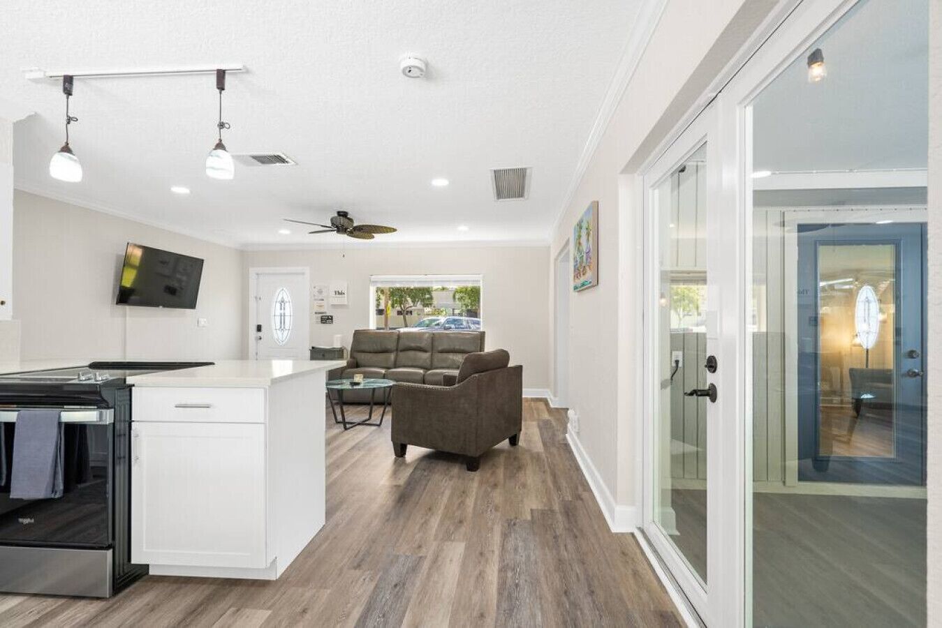 冷蔵庫、電子レンジ、オーブン、コンロ