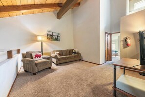 A cozy living room with two sofas, a coffee table, and a lamp. - Walk to Lake Tahoe - Pet-Friendly Cabin - Sleeps 7, Kids Welcome (Carnelian Bay)