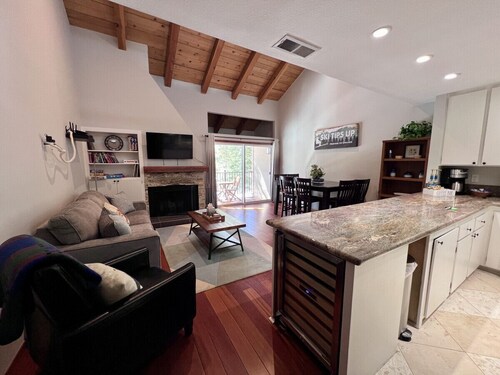 Walk to Lake Tahoe - Pet-Friendly Cabin - Sleeps 7, Kids Welcome