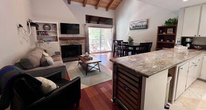 Walk to Lake Tahoe - Pet-Friendly Cabin - Sleeps 7, Kids Welcome