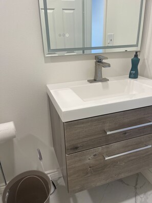 Badekar, hårføner, håndklær og såpe