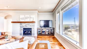 Smart-TV, Kamin, Videospiele, Tischtennisplatte