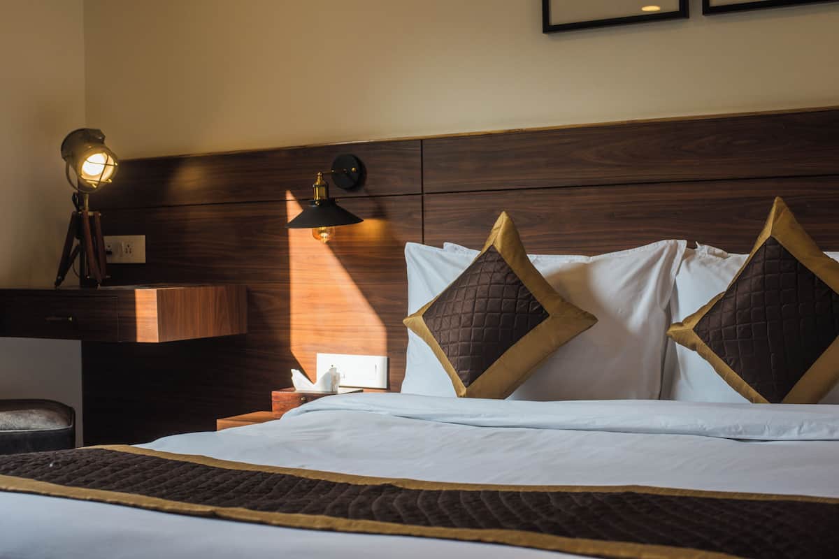 Individually furnished, desk, laptop workspace, free WiFi