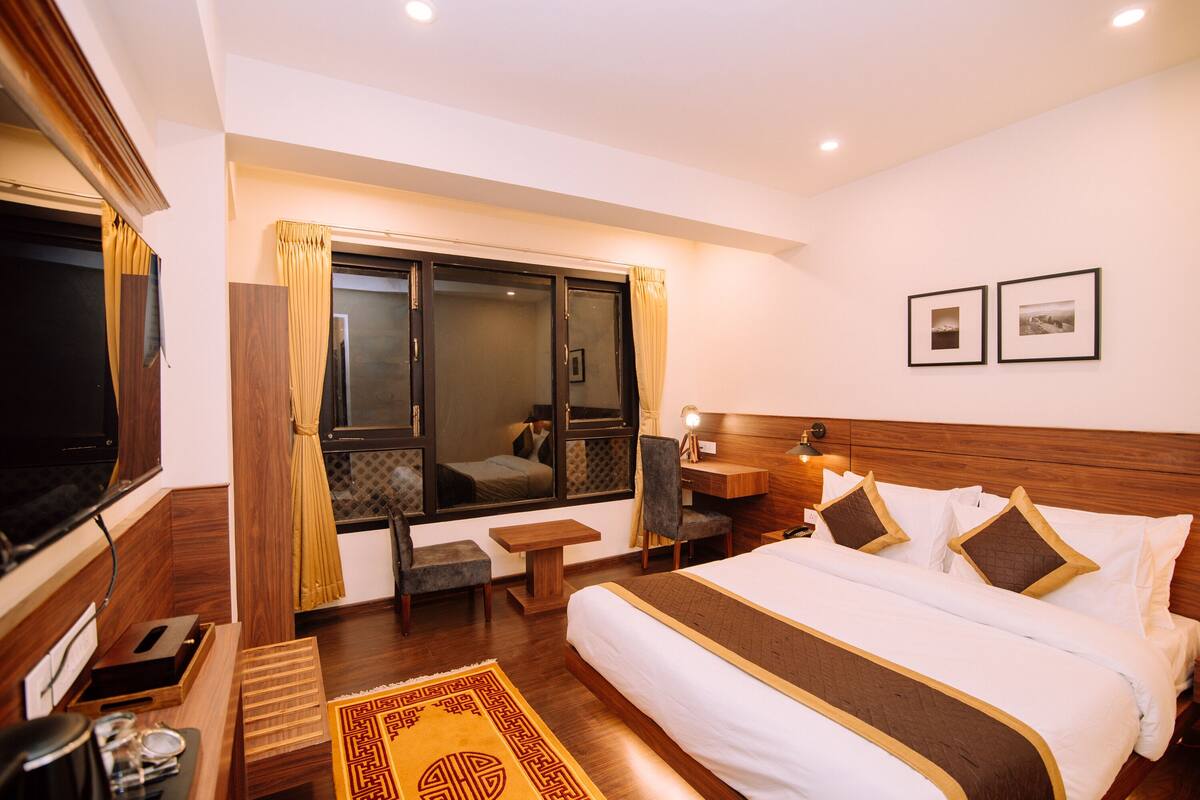 Suite monolocale Club, vista valle | Con arredamento individuale, una scrivania, postazione laptop