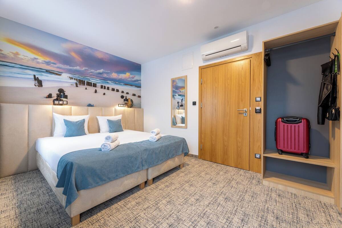 Kamar Standar | 1 kamar tidur, brankas, meja kerja, dan ruang kerja ramah laptop