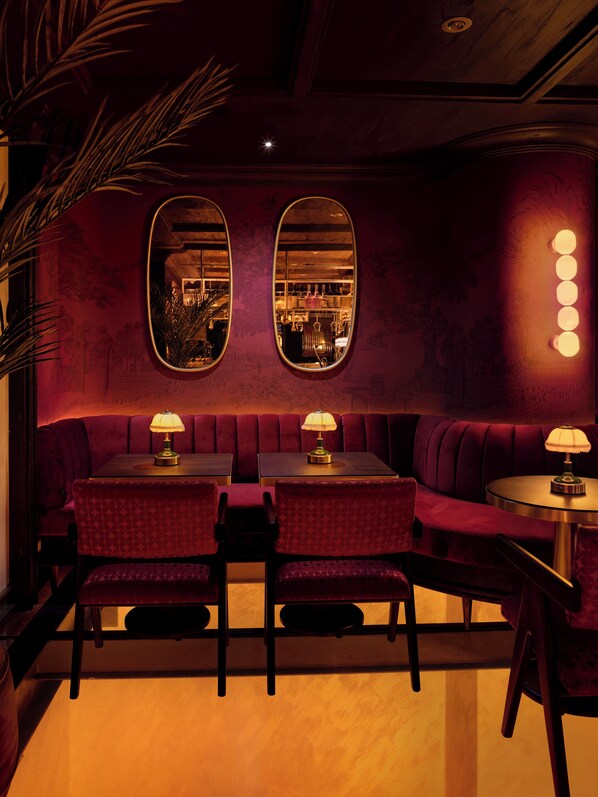 Bar (trong khuôn viên)