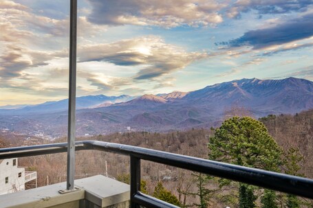 Gatlinburg Summit Smoky Mountains View - Image 25