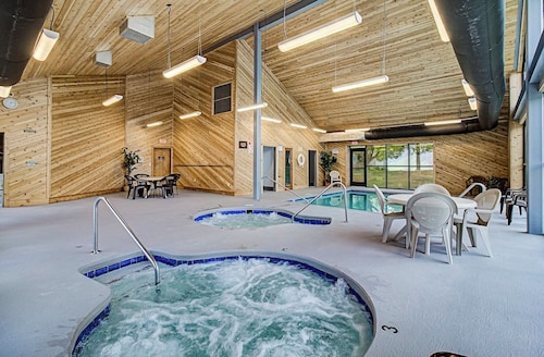 The Summit 1306 / INDOOR AND OUTDOOR POOLS