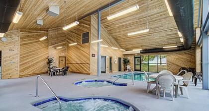 The Summit 1306 / INDOOR AND OUTDOOR POOLS