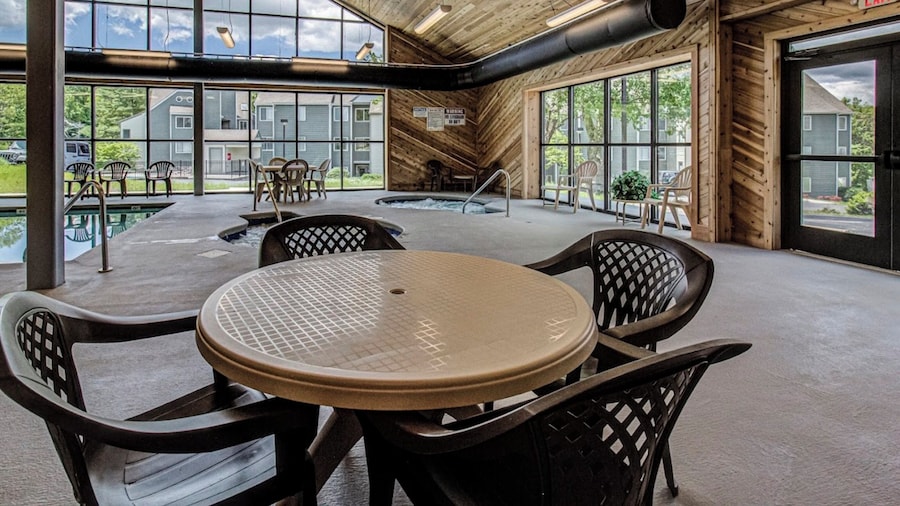 The Summit 1306 / INDOOR AND OUTDOOR POOLS