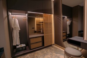 Suite | Bathroom | Free toiletries, hair dryer, slippers, bidet
