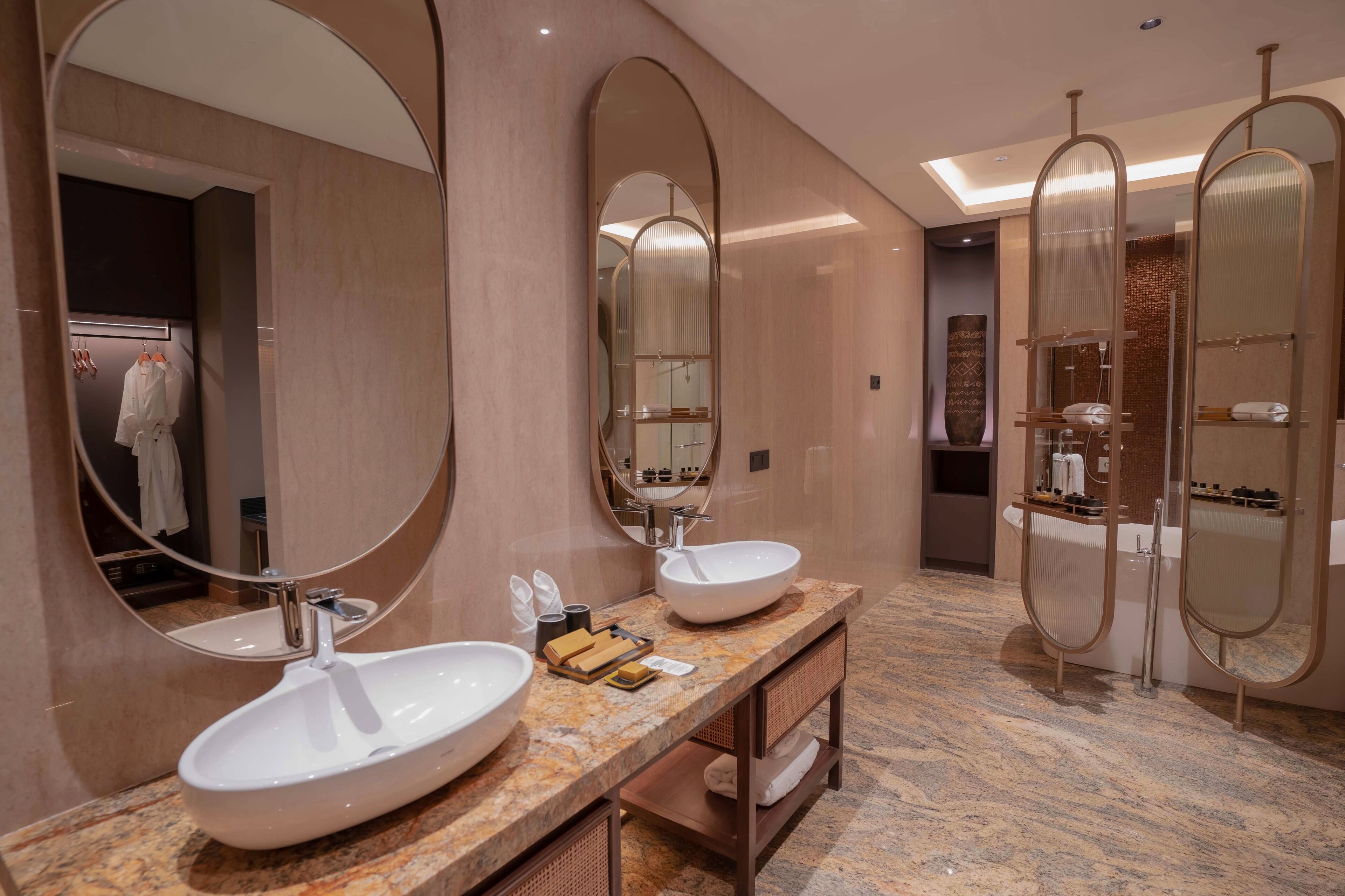 Suite | Badkamer | Gratis toiletartikelen, een haardroger, pantoffels, handdoeken