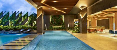 Una piscina al aire libre