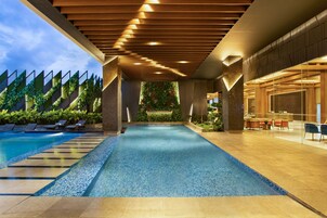 Una piscina al aire libre