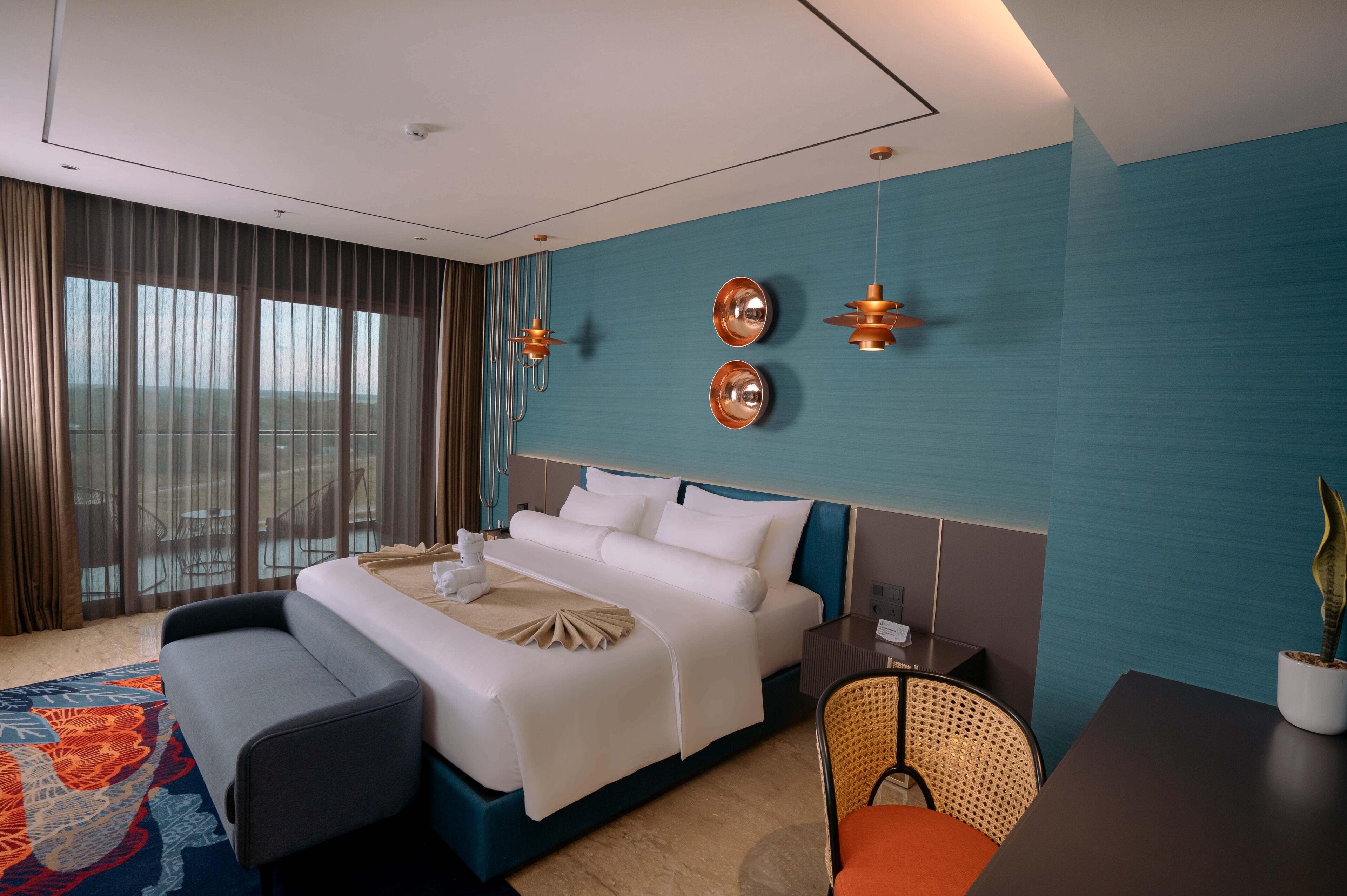 أغطية فراش متميزة وأسرّة بإسفنج يتكيف مع شكل  الجسم ومكتب