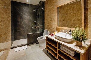 Chambre exécutive double | Salle de bain | Douche, séchoir à cheveux, bidet, serviettes fournies