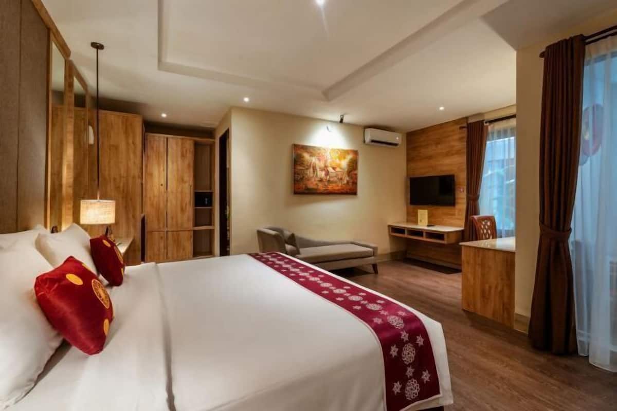 Desk, free WiFi, bed sheets